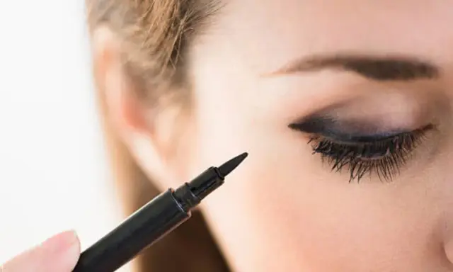 Occhio con eyeliner sfumato applicato con un pennarello nero. Ciglia lunghe e folte.