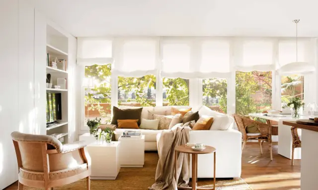 Salón luminoso con muebles blancos y madera. El color de pared ideal para este estilo es un blanco cálido que realza la calidez de la madera y la frescura del blanco.