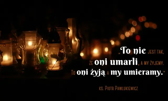Płonące znicze symbolizują pamięć o zmarłych. Cytat: "To nie jest tak, że oni umarli, a my żyjemy. To oni żyją, a my umieramy.