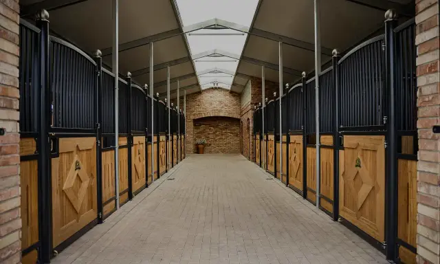 Boks dla konia: Jak zbudować? Wymiary, materiały, koszty 2026.