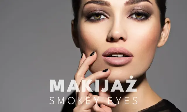 Kobieta z perfekcyjnym makijażem smokey eyes, podkreślonymi brązami i czernią. Usta w cielistym kolorze, dłonie z czarnym lakierem.