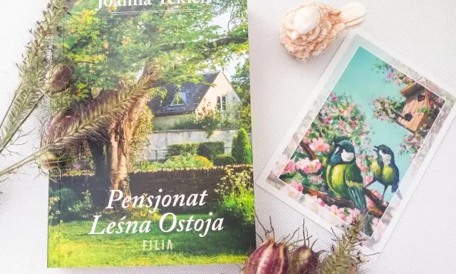 Okładka książki "Pensjonat Leśna Ostoja" z widokiem na dom i ogród, obok pocztówka z ptaszkami.
