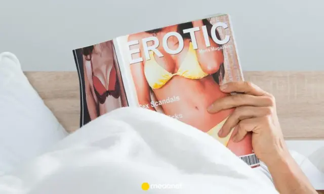 Mężczyzna w łóżku czyta magazyn "Erotic", przygotowując się do masturbacji przed seksem.