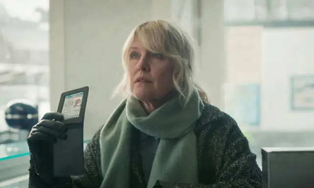 En kvinna med blont hår och en grön halsduk visar upp sitt polis-ID. Se mer av henne i SVT Play Shetland.