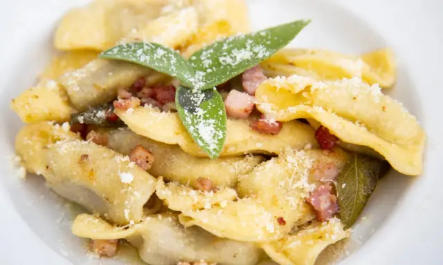 Raviolis farcis, lardons, sauge et parmesan, une spécialité Dordogne qui fond en bouche.