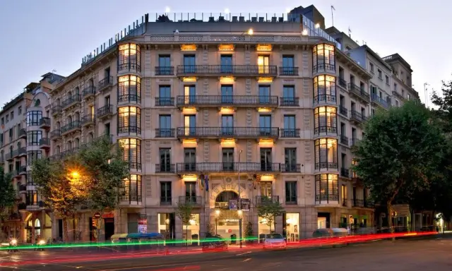 Axel Hotel Barcelona: Descubre tu oasis heterofriendly en el Gayxample