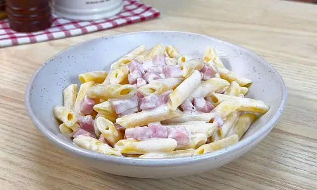 Pasta Panna e Prosciutto: Ricetta Cremosa e Veloce | Guida Completa