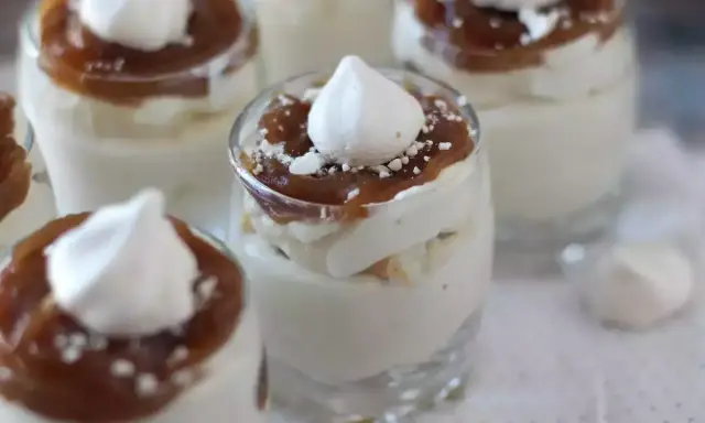 Små glas med krämig dessert, perfekt att baka med mascarpone. Toppad med kolasås och maräng.