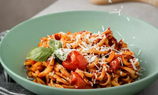 Spaghetti Neapolitana: Przepis w stylu Kwestii Smaku sukces gwarantowany!