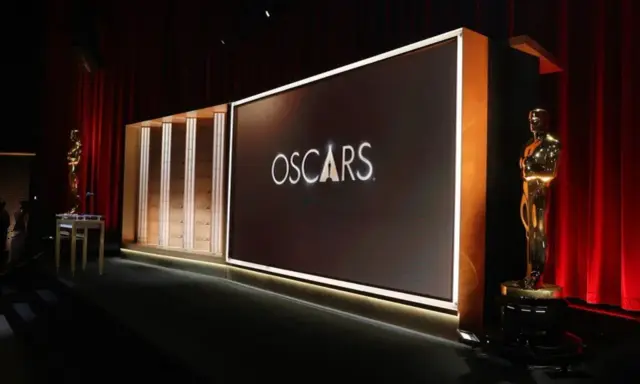 Escenario de los Oscars con estatuillas doradas y el logo. ¡Ya falta poco para cuando son los Oscars 2026!