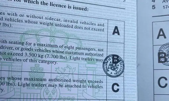 Detalle de un permiso de conducir B, mostrando las categorías de vehículos autorizados y sellos oficiales.