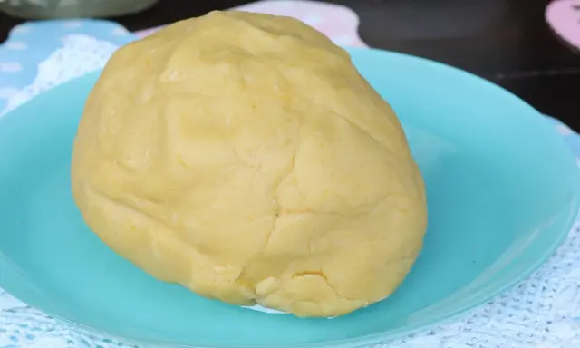 Impasto giallo, pronto per essere steso. È la pasta frolla per pastiera, un classico sal de riso.