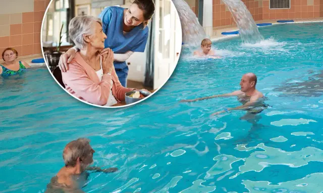 Rehabilitacja w basenie, gdzie dowiesz się, ile kosztuje pobyt w sanatorium na NFZ. Seniorzy korzystają z wodnych atrakcji.
