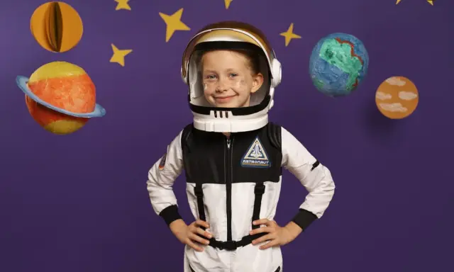 Dziecko w stroju astronauty, gotowe na kosmiczną przygodę. Inspiracja, jak zrobić strój kosmiczny dla dziecka.