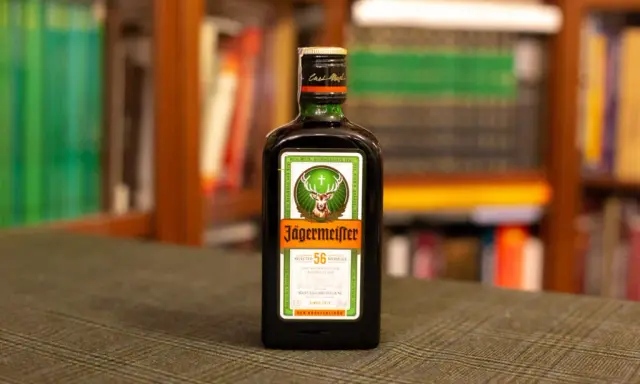 Czy Jägermeister to whisky? Rozwiewamy mity o tym likierze!