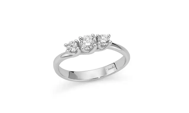 Anello trilogy con tre diamanti, simbolo di passato, presente e futuro. Il suo significato è profondo e duraturo.