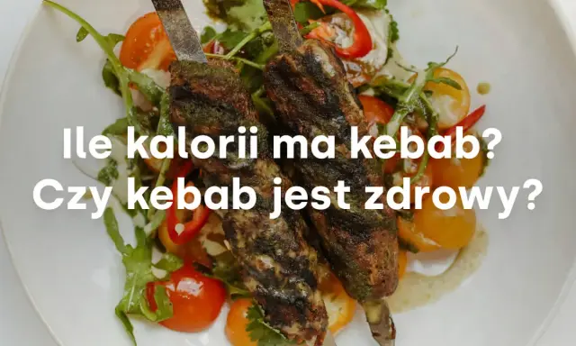 Dwa szaszłyki z mięsem i warzywami na talerzu. Tekst pyta: "Ile kalorii ma kebab? Czy kebab jest zdrowy?".