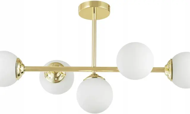 Elegancka lampa kule srebrna z pięcioma mlecznymi kloszami na złotym stelażu.
