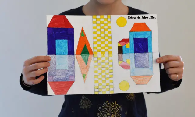 Une œuvre d'enfant illustrant la symétrie dans l'art, avec des formes géométriques colorées évoquant des maisons et des éléments abstraits, le tout dans un style ludique.