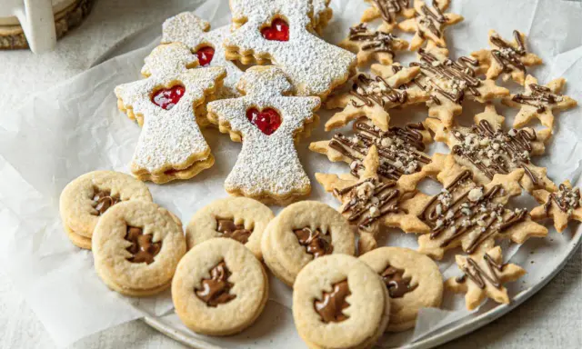 Weihnachtsplätzchen: Engel mit Marmeladenfüllung, Sterne mit Schokoglasur und runde Kekse mit Nuss-Nougat-Creme. Ein Genuss zum Naschen, fast zu schön zum Zerbrechen.