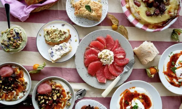 En lyxig frukost med yoghurt, frukt, avokadotoast och grapefrukt. En fest för ögat och magen!