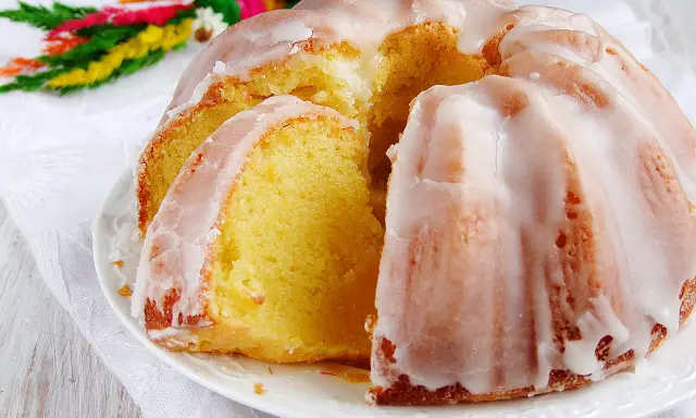 Pyszna babka jogurtowa, idealna na Wielkanoc. Ten przepis na szklanki jest prosty i szybki.