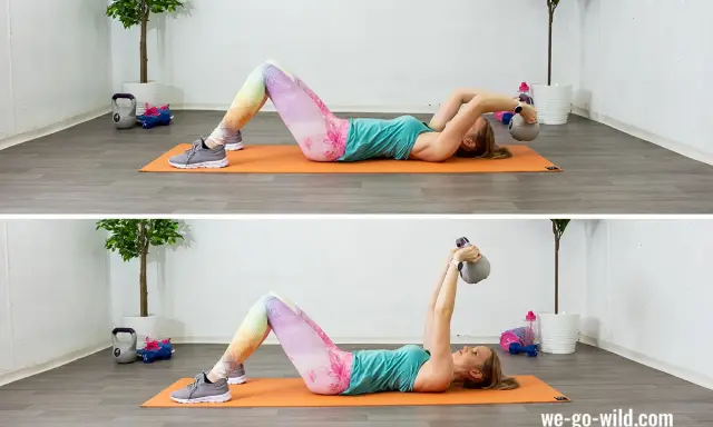 Frau trainiert Bauchmuskeln mit Kettlebell auf einer Matte.