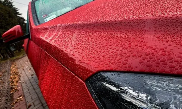 Jak woskować auto? Wybierz aplikator i mikrofibrę dla lustra!