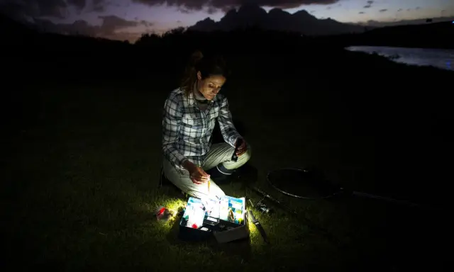 Kobieta przygotowuje się do nocnego łowienia. Czy 800 lumenów to dużo, by zobaczyć przynęty w ciemności?