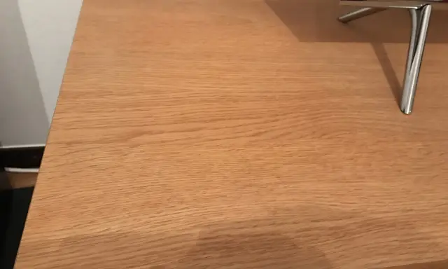 En slät yta av träfaner, redo att slipa för en perfekt finish.