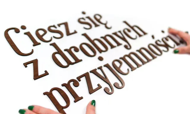 Ciesz się z drobnych przyjemności – piękne drewniane napisy dekoracyjne, które dodadzą uroku każdemu wnętrzu.
