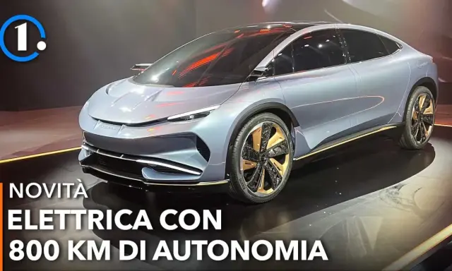 La nuova auto elettrica con 800 km di autonomia, un concept futuristico con cerchi dorati e linee aerodinamiche.