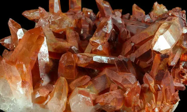 Cristalli di quarzo rosso, noti per le loro proprietà energizzanti e di radicamento. La loro bellezza naturale ispira forza e vitalità.