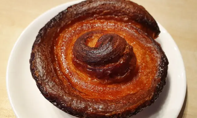 Gâteau breton en forme de spirale, aux bords caramélisés. Une des spécialités du Finistère à déguster sans attendre.
