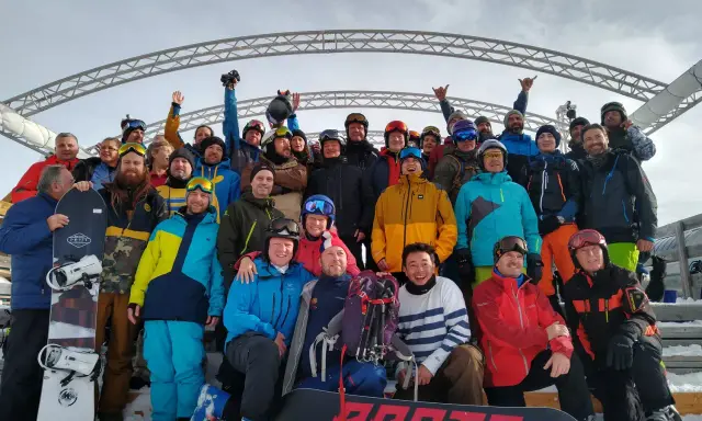 Der Berg ruft & Boarderline: Ihr Ski- & Snowboard-Experte in Berlin