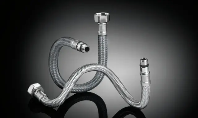 Latiguillos de grifo con diferentes medidas y conexiones, listos para instalar.