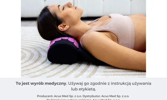 Kobieta leży na plecach z głową opartą na czarnym wałku z różowymi kolcami.