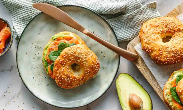 Ein leckeres Protein Bagel Rezept mit Lachs, Avocado und Spinat. Perfekt für ein gesundes Frühstück oder Mittagessen.