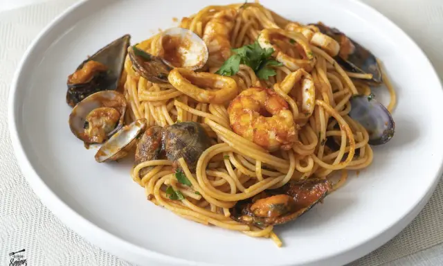 Espaguetis a la marinera con gambas, mejillones, calamares y almejas, todo bañado en una rica salsa de tomate.