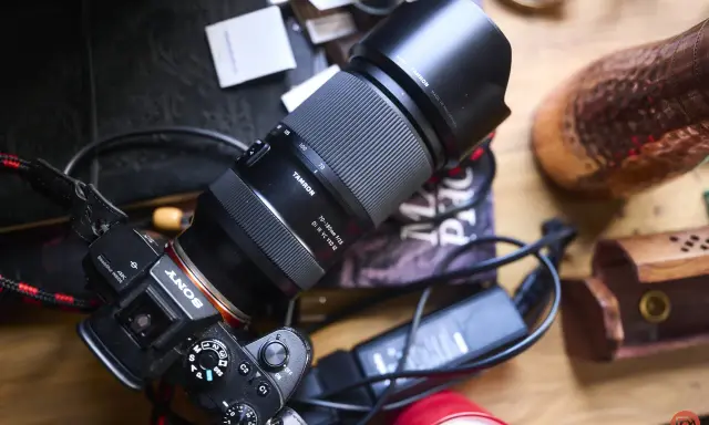 Obiettivo Tamron 70-180mm F/2.8 su fotocamera Sony, pronto per catturare immagini nitide.