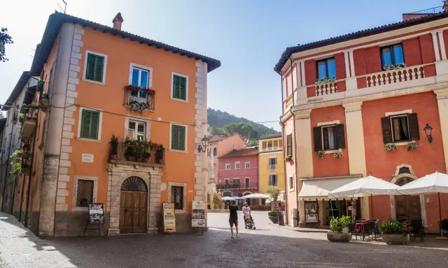 Piazza Arduini a Tagliacozzo, con palazzi colorati e scorci suggestivi. Cosa vedere in questo borgo incantevole.