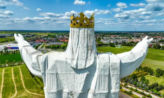 Pomnik Chrystusa Króla w Świebodzinie, jedna z największych atrakcji regionu, góruje nad miastem.