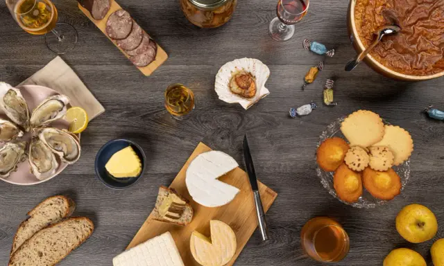 Dégustation normande : huîtres, fromages, charcuterie, pommes et une spécialité calvados.
