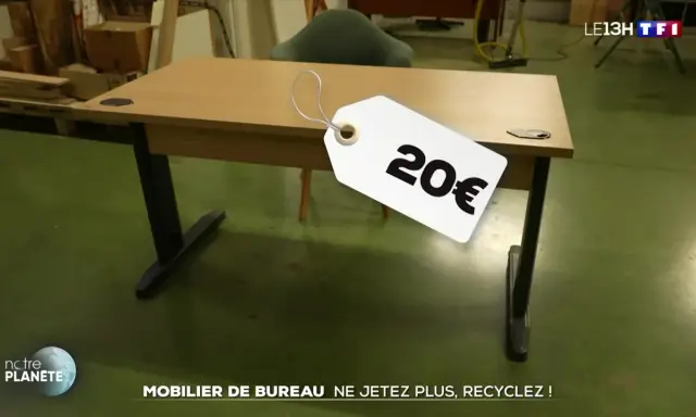 Bureau en bois avec étiquette "20€", promouvant le recyclage mobilier de bureau.