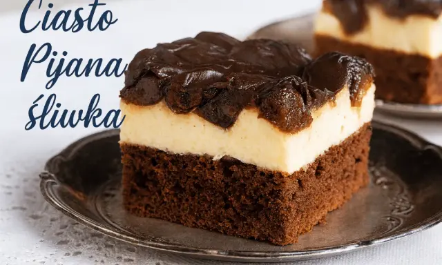Pyszne ciasto pijana śliwka z kremową warstwą i polewą czekoladową.