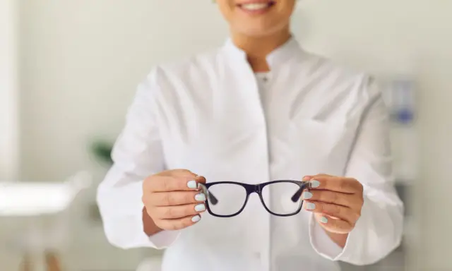 Okulista prezentuje okulary z powłoką oleofobową, które chronią przed odciskami palców i ułatwiają czyszczenie.