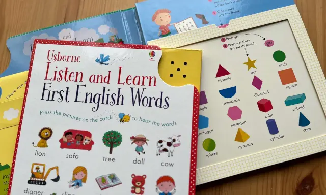 Książka "Listen and Learn First English Words" zachęca do nauki przez zabawę. Dzieci mogą naciskać obrazki, by usłyszeć angielskie słowa, co ułatwia czytanie książek po angielsku.