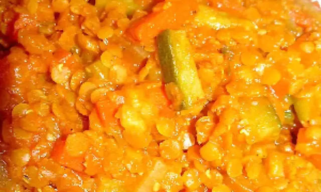 Un plat réconfortant de lentilles corail mijotées avec des carottes et des courgettes, une explosion de saveurs et de couleurs.
