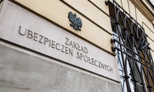Tablica z napisem "Zakład Ubezpieczeń Społecznych" i godłem Polski. Zastanawiasz się, jak urlop bezpłatny wpływa na ZUS?