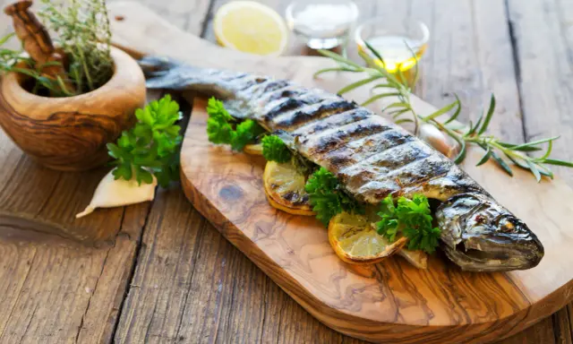 Grillowana ryba z cytryną i czosnkiem, idealna na obiad. Czosnek na jakie ryby? Na każdą, która lubi aromatyczne dodatki!